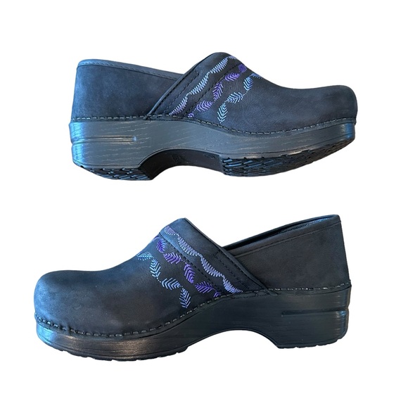 NEW DANSKO EMBROIDERED PRO NUBUCK BLACK CLOGS SHOES LIGHT PURPLE PRINT WORK - Picture 5 of 13